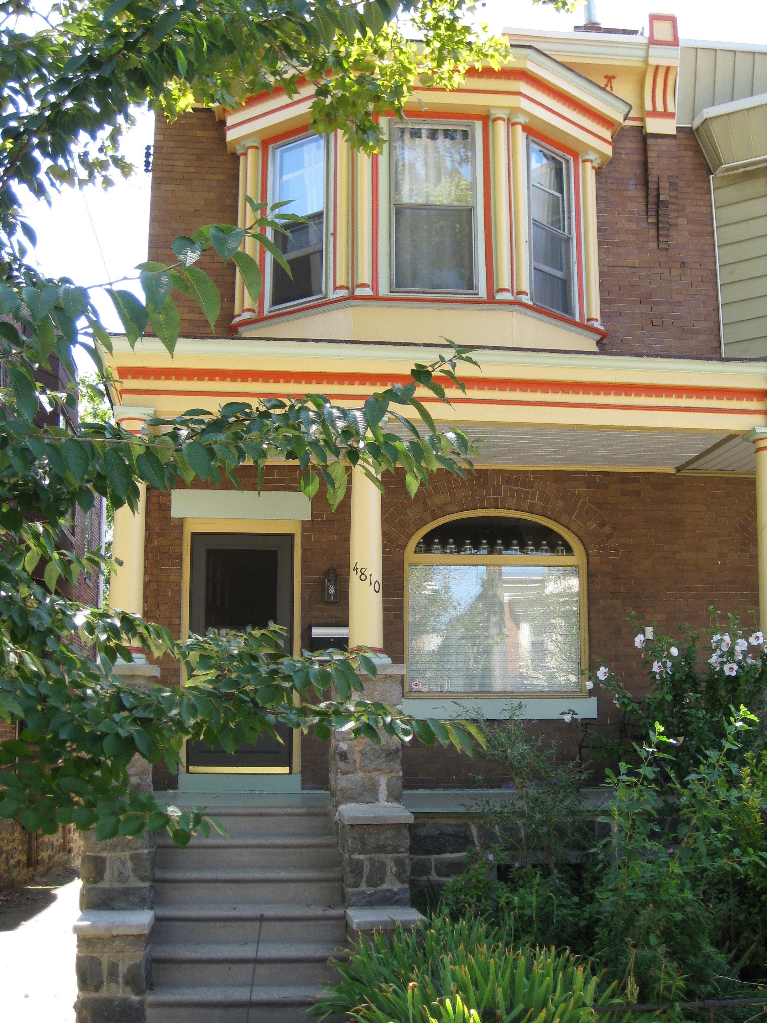 our house in the middle of the street loop