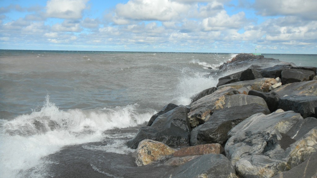 Rock_jetty_at_the_north_entrance_to_the_Keweenaw_Waterway
